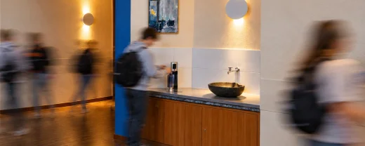 Wasserspender Mit Schuelern 2 2026